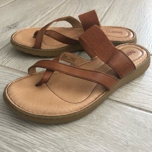 NWOT Born Arvid flat sandals